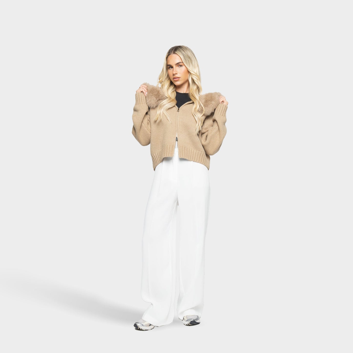 Cardigan Élégant à Capuche et Col Fourrure