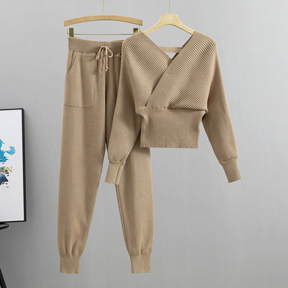 Tailleur Court Tricoté à Col V et Épaules Dégagées