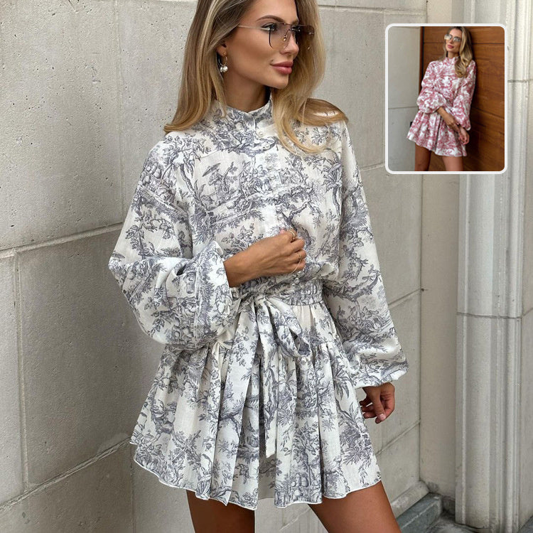 Robe Courte Élégante – Raffinement Artistique