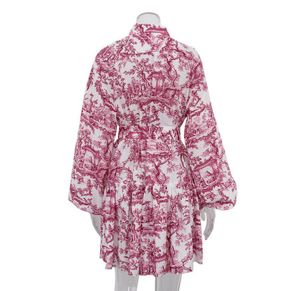 Robe Courte Élégante – Raffinement Artistique