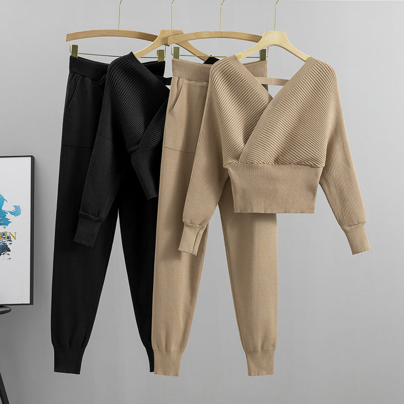 Tailleur Court Tricoté à Col V et Épaules Dégagées